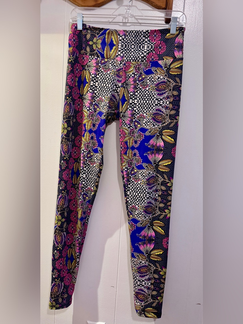 Onzie Floral & Geometric Print Leggings in Blue, Pink & Gold